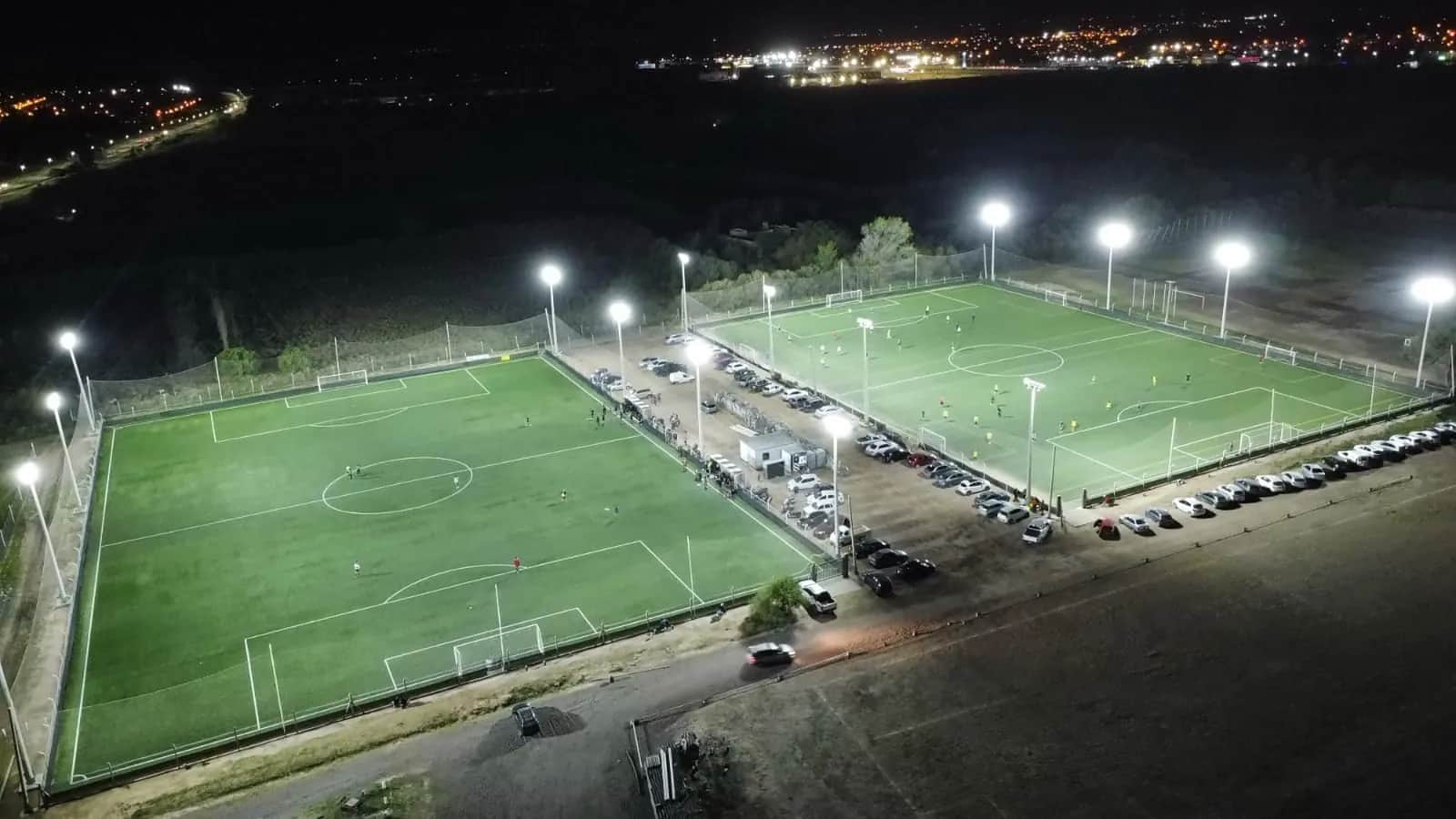 Vista aérea nocturna del Complejo Oscar Zibecchi con sus canchas iluminadas