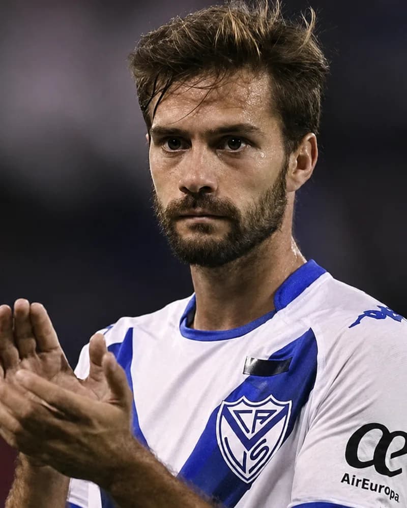 Agustín Bouzat aplaudiendo a la tribuna con la camiseta de Vélez