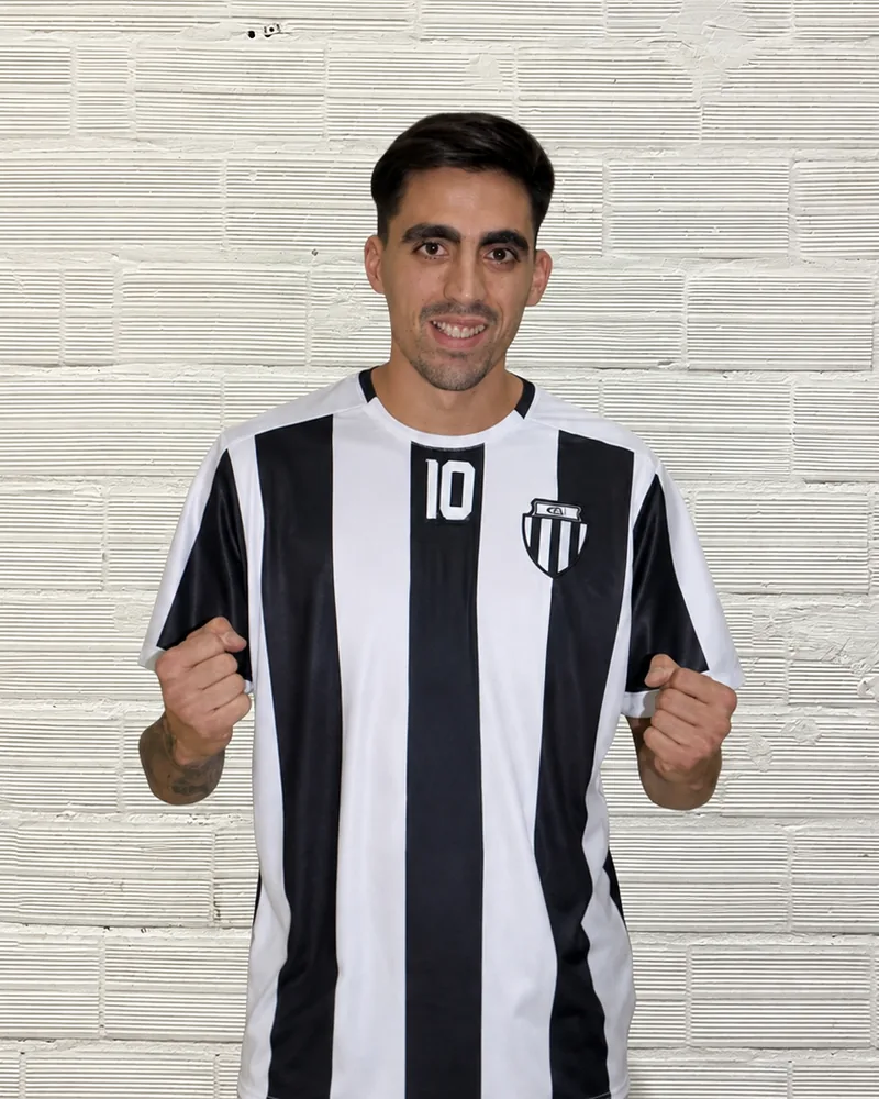 Emiliano Tomasetti, capitán del equipo de futsal del Club Atlético Liniers