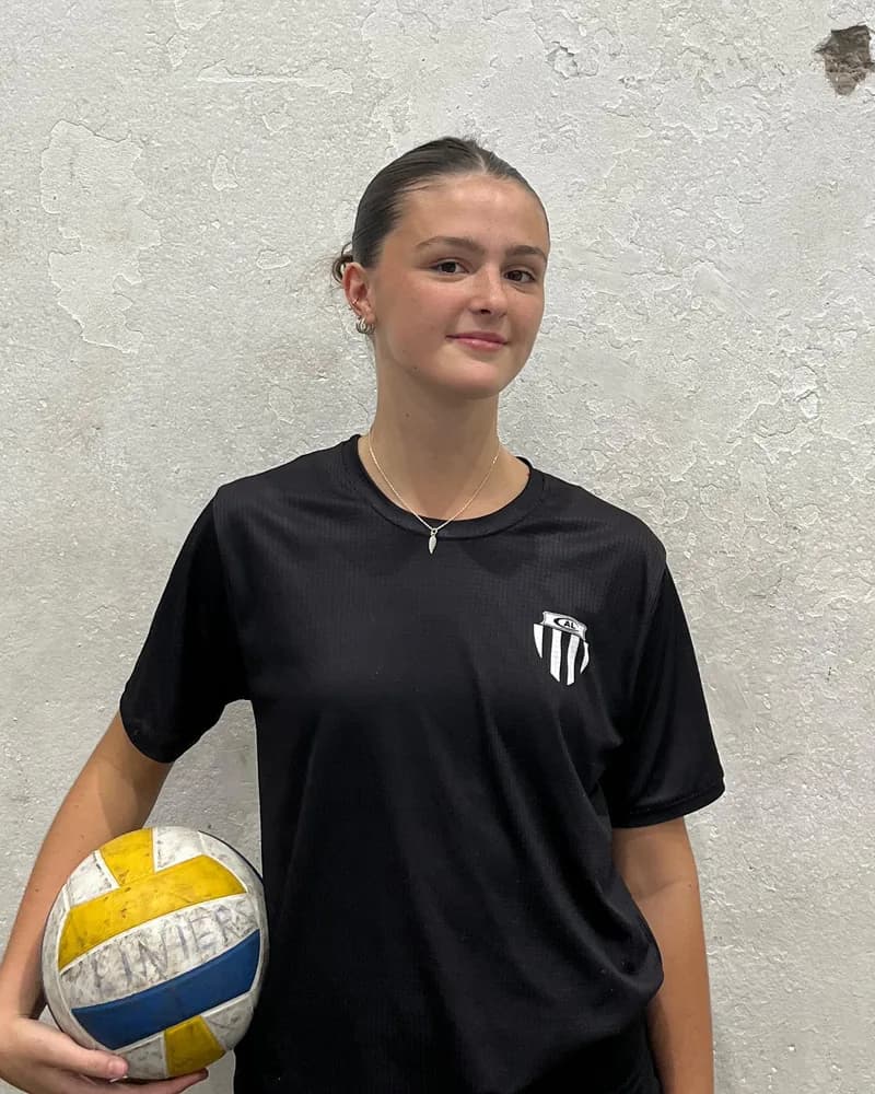 Felicitas Montanaro con la pelota de vóley del Club Atlético Liniers