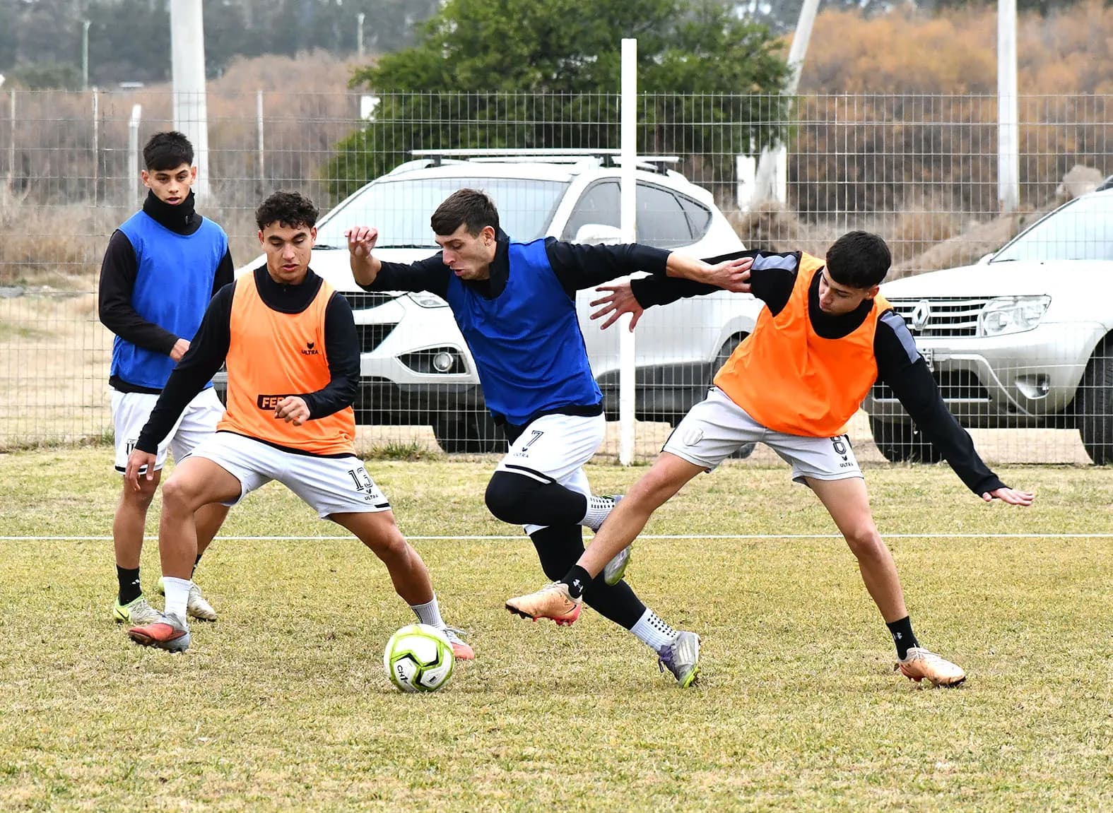 Una de las canchas de césped natural del Complejo Oscar Zibecchi, con el pasto seco y desparejo por el paso del agua